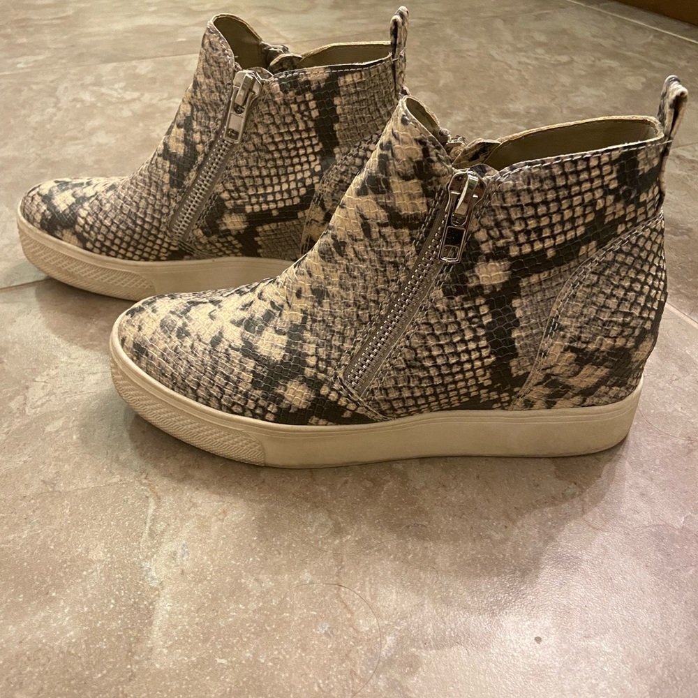Like new Steve Madden booties